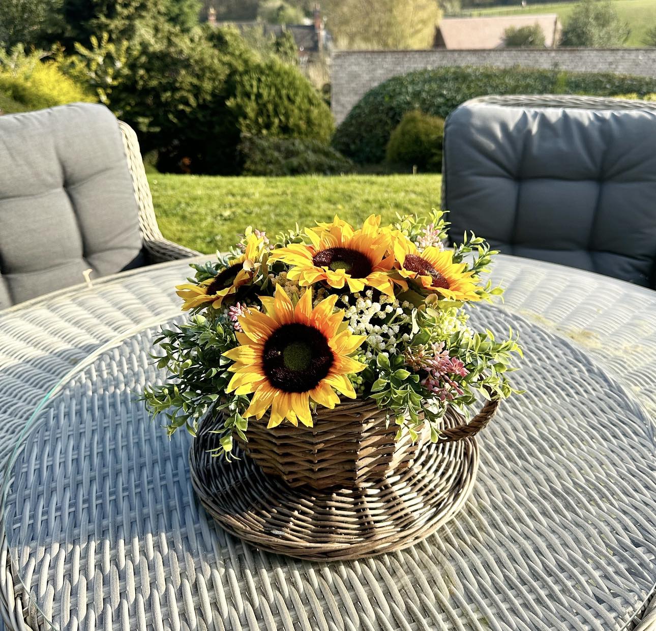 The Alice outdoor flower teacup