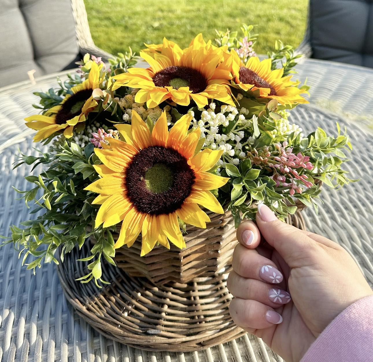 The Alice outdoor flower teacup